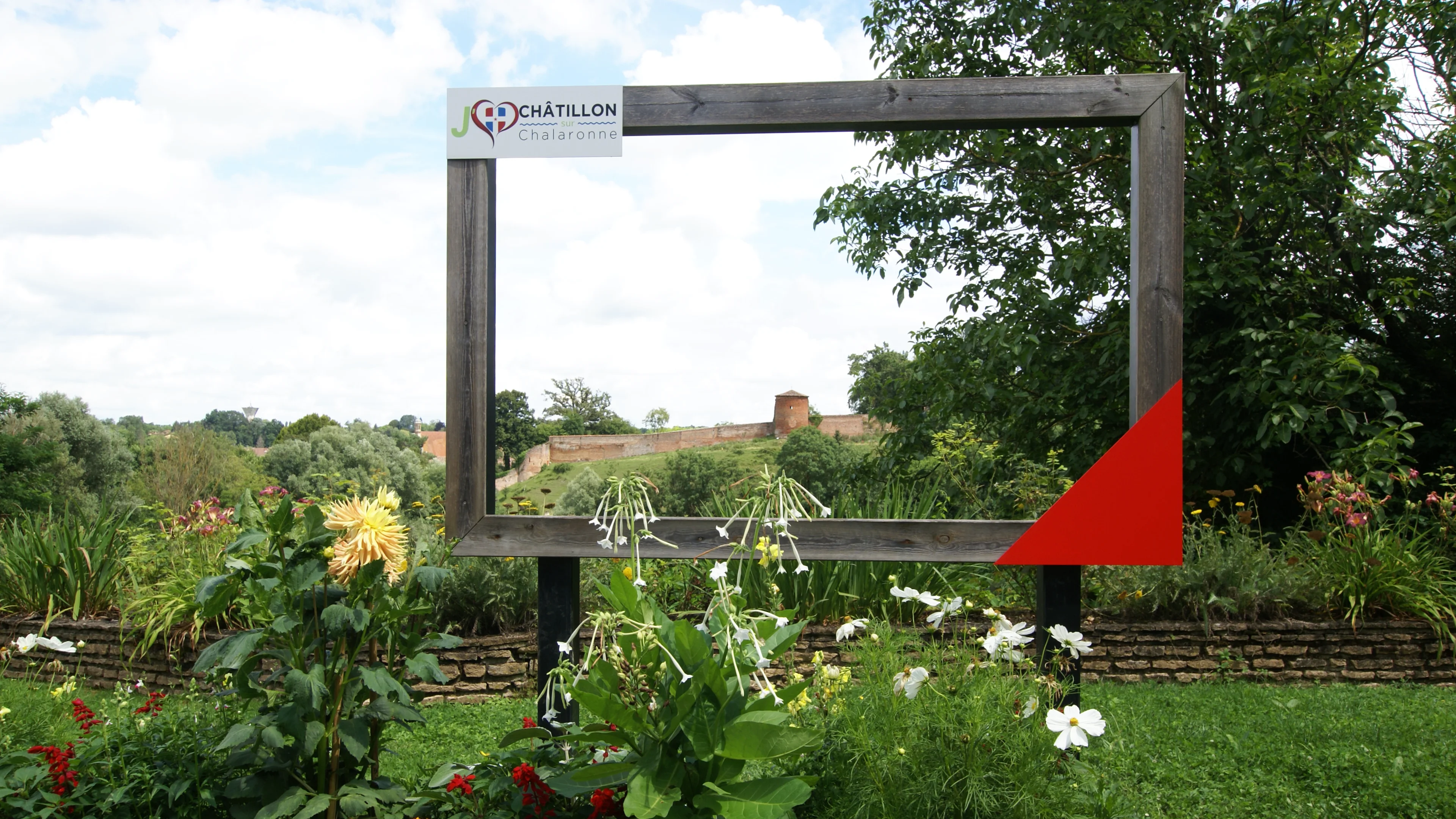 /images/city/hero/chateau-chatillon-sur-chalaronne-background@2x.webp